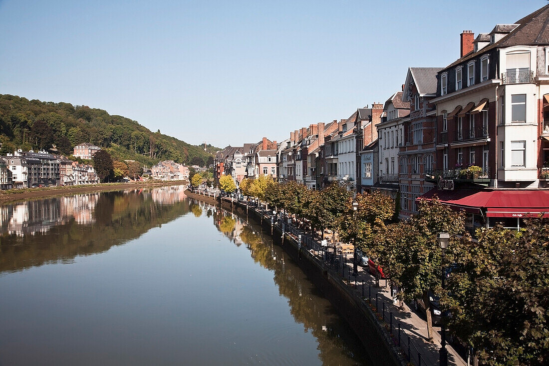 Bäume und Gebäude spiegeln sich in der ruhigen Maas; Dinant Namur Belgien