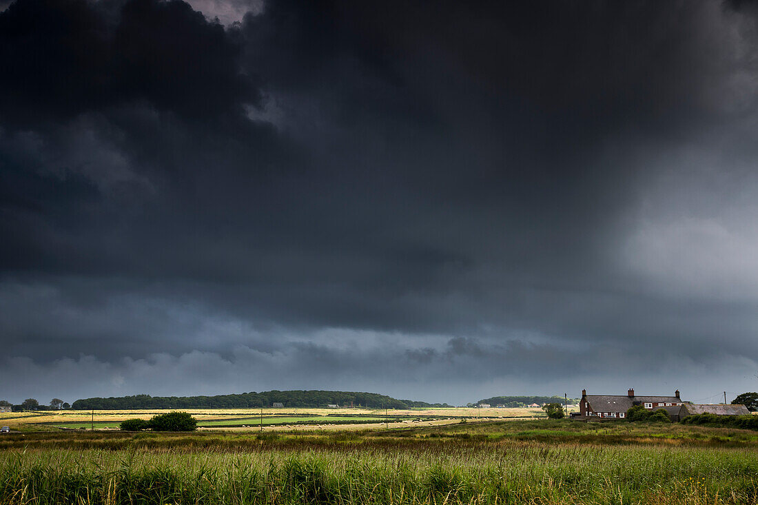 Dunkle Sturmwolken über einer Landschaft; Northumberland England