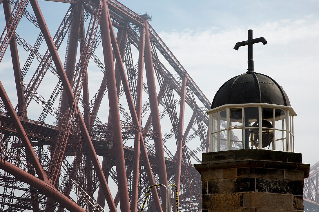 Forth-Brücke und ein Leuchtfeuer im Nebel; North Queensferry Schottland