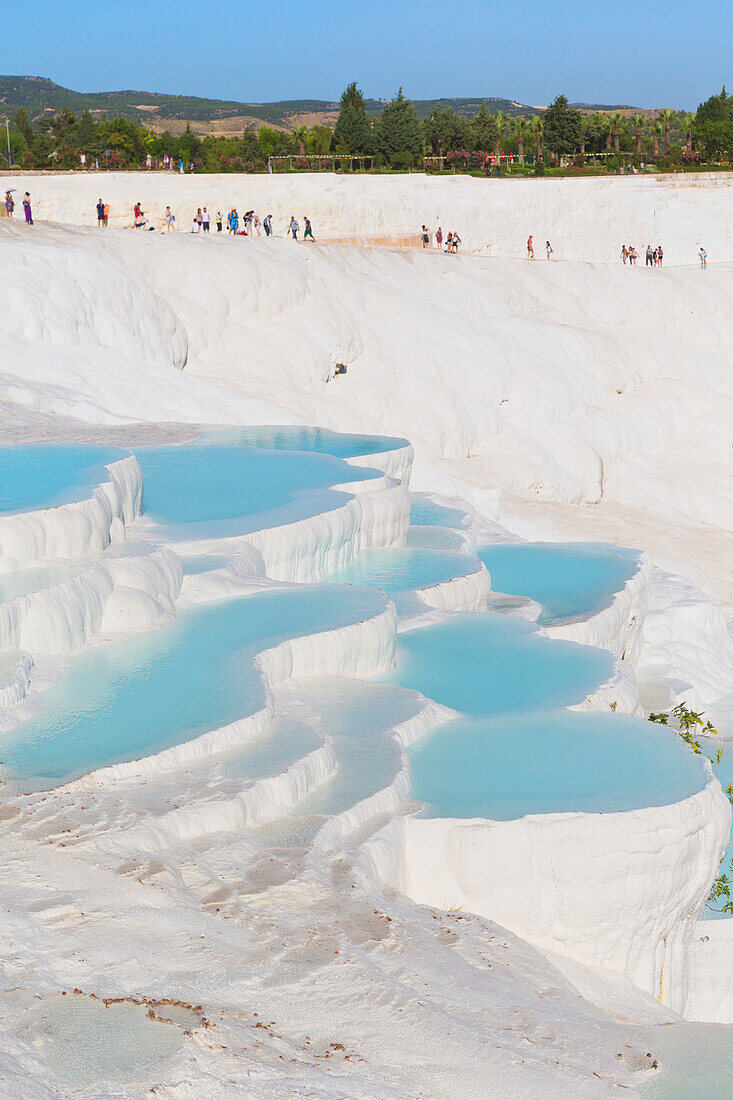 Die weißen Travertin-Kalkstein-Terrassen und Pools Pamukkale ist bekannt als die Baumwollburg; Pamukkale Denizli Provinz Türkei