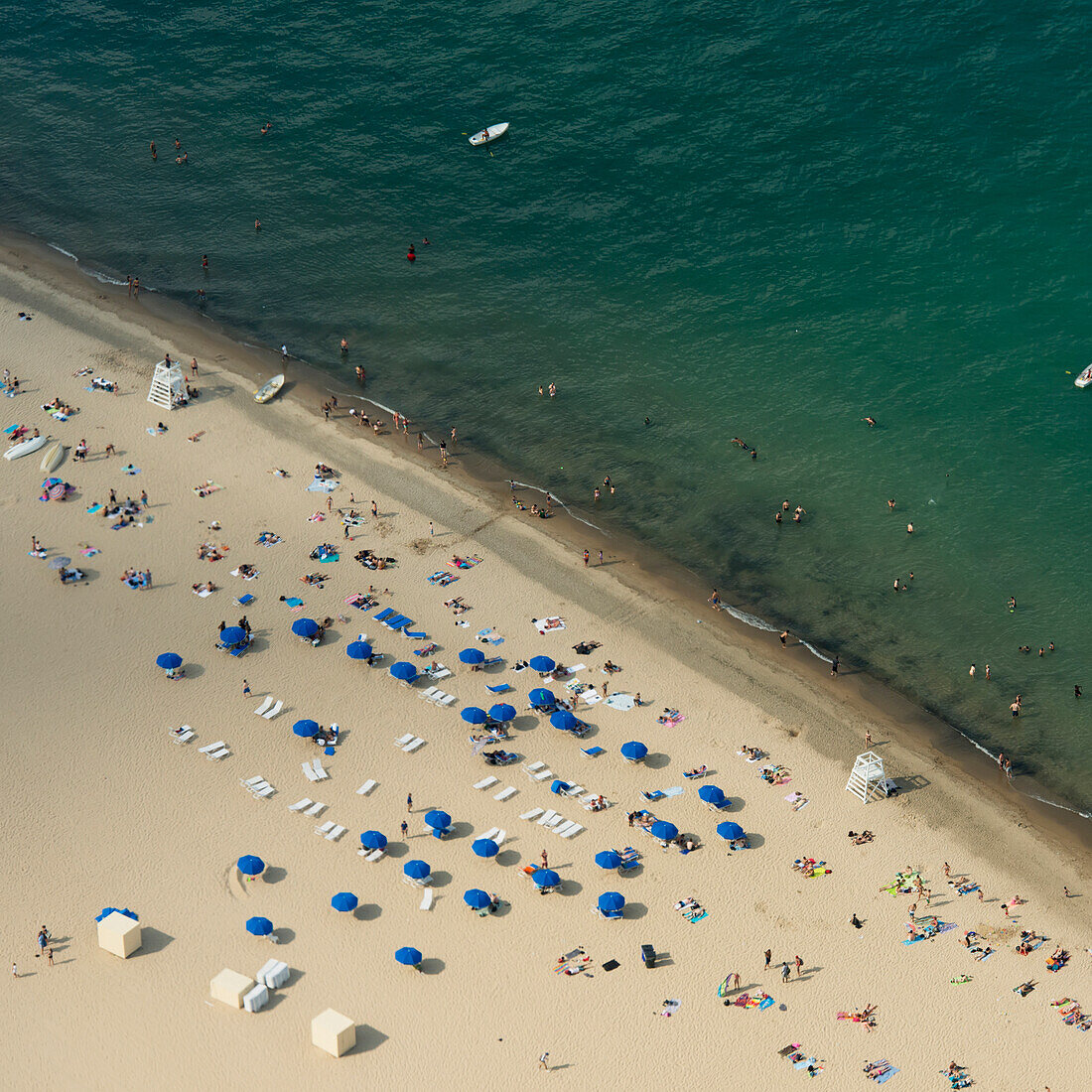 High Angle View Of Chairs And Umbrellas On The Beach Along Lake Michigan; Chicago Illinois Vereinigte Staaten Von Amerika