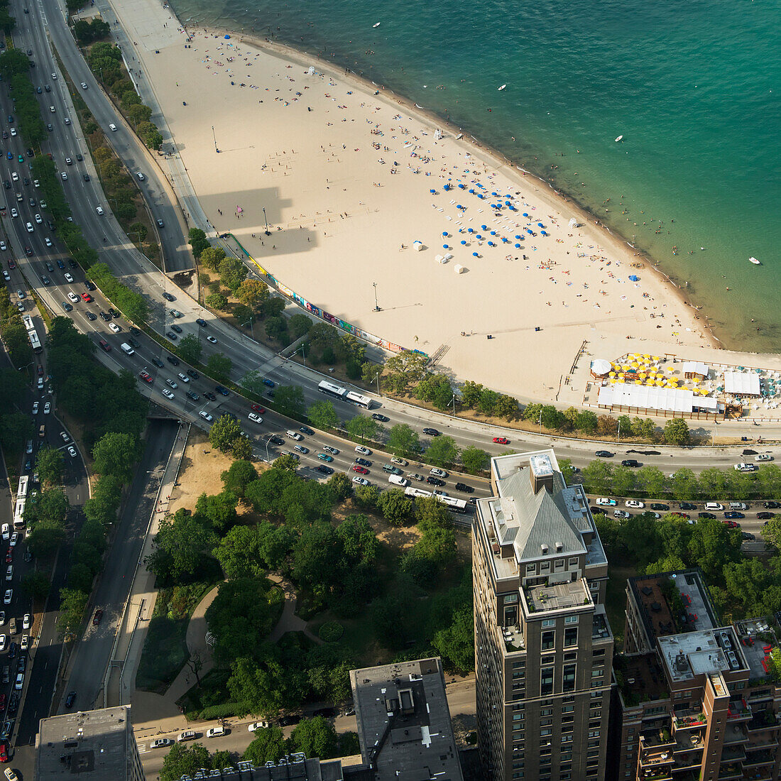 High Angle View Of The Beach Along Lake Michigan Along The Road; Chicago Illinois Vereinigte Staaten Von Amerika