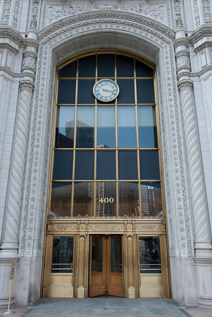 Eine Uhr, die über dem Eingang eines Gebäudes hängt; Chicago Illinois Vereinigte Staaten Von Amerika
