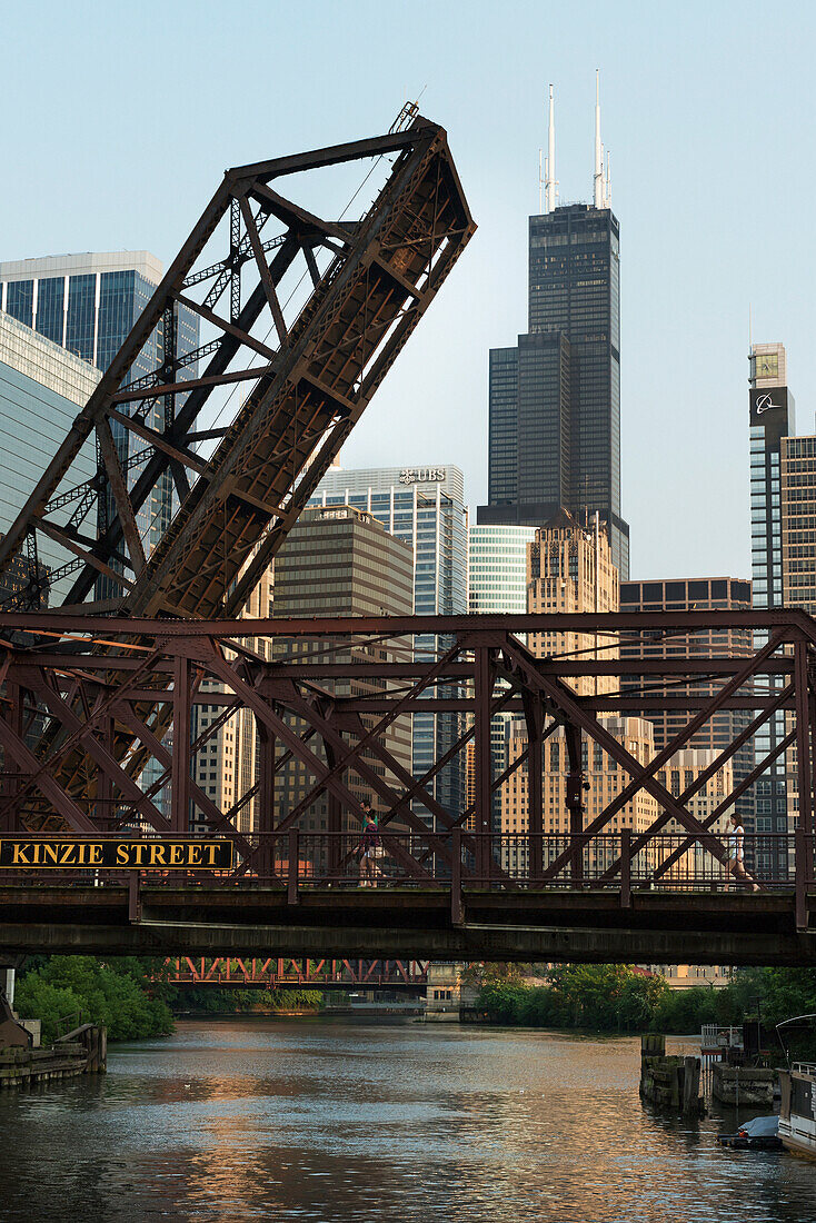 Kinzie Street Bridge Lifted Over The Chicago River; Chicago Illinois Vereinigte Staaten Von Amerika