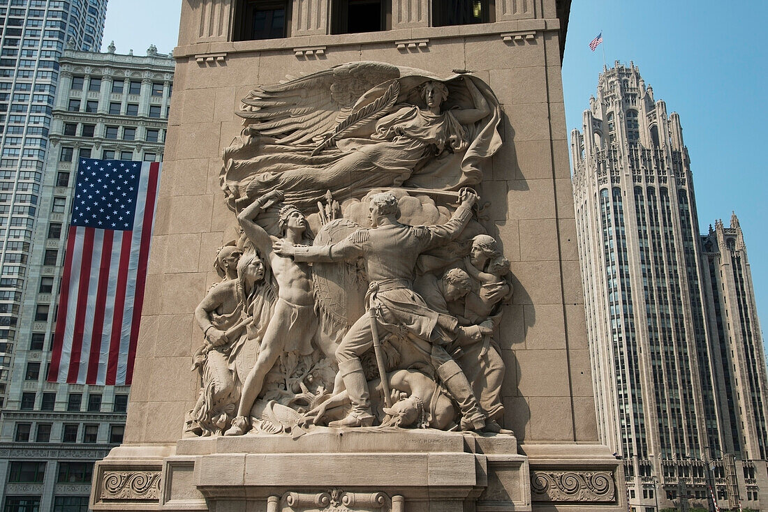 Skulptur an einer Wand mit Wolkenkratzern im Hintergrund vor einem blauen Himmel; Chicago Illinois Vereinigte Staaten Von Amerika
