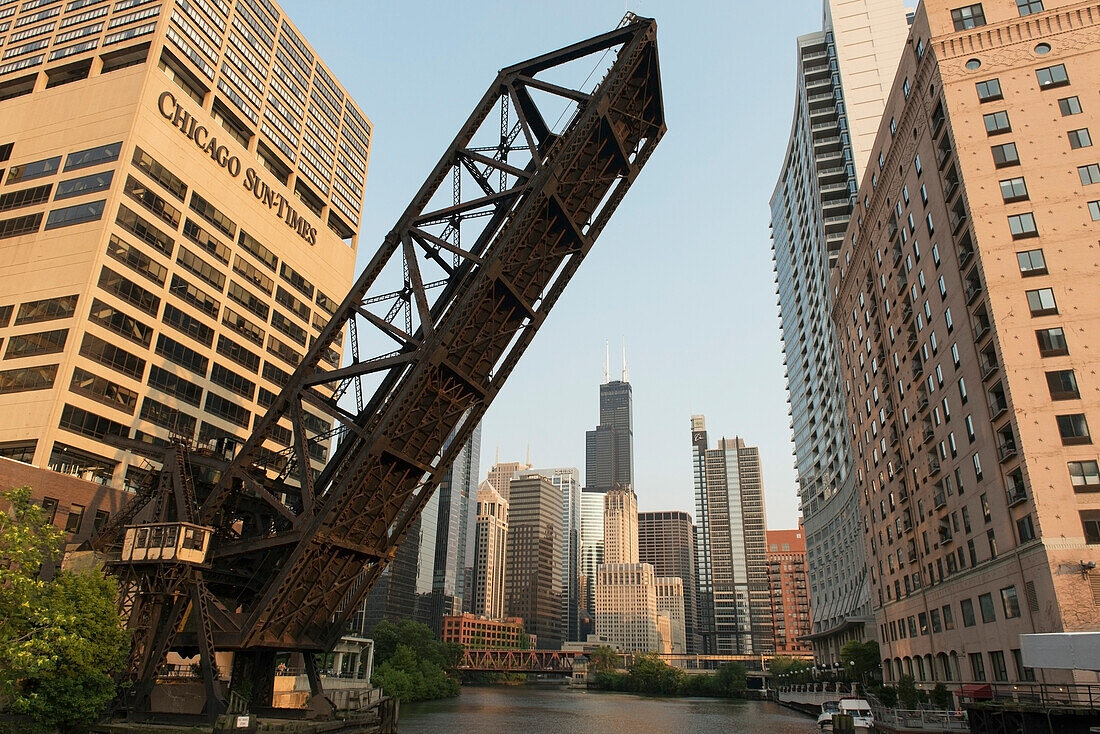 Eine erhöhte Brücke über den Chicago River; Chicago Illinois Vereinigte Staaten Von Amerika