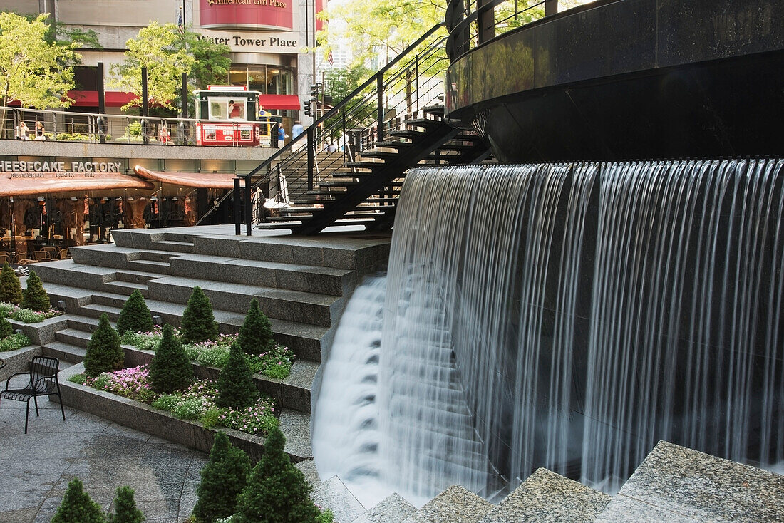 Ein Wasserspiel in einem städtischen Gebiet; Chicago Illinois Vereinigte Staaten Von Amerika