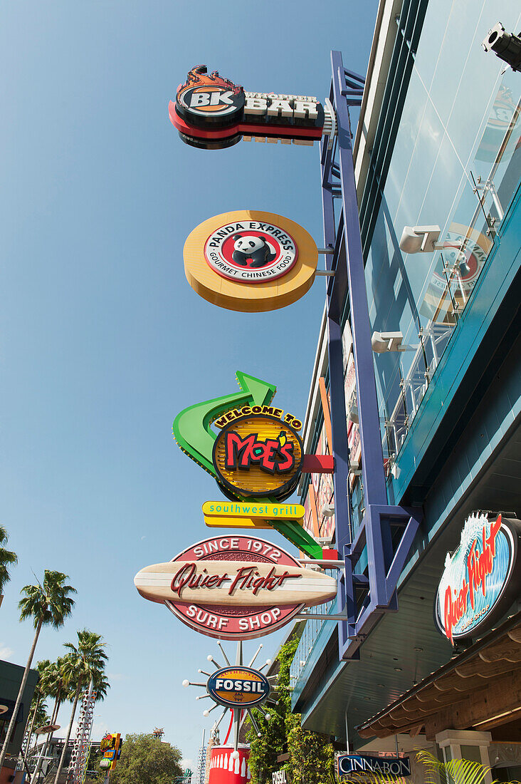 Zahlreiche bunte Schilder an der Seite von Gebäuden vor blauem Himmel in den Universal Studios; Orlando Florida Vereinigte Staaten von Amerika