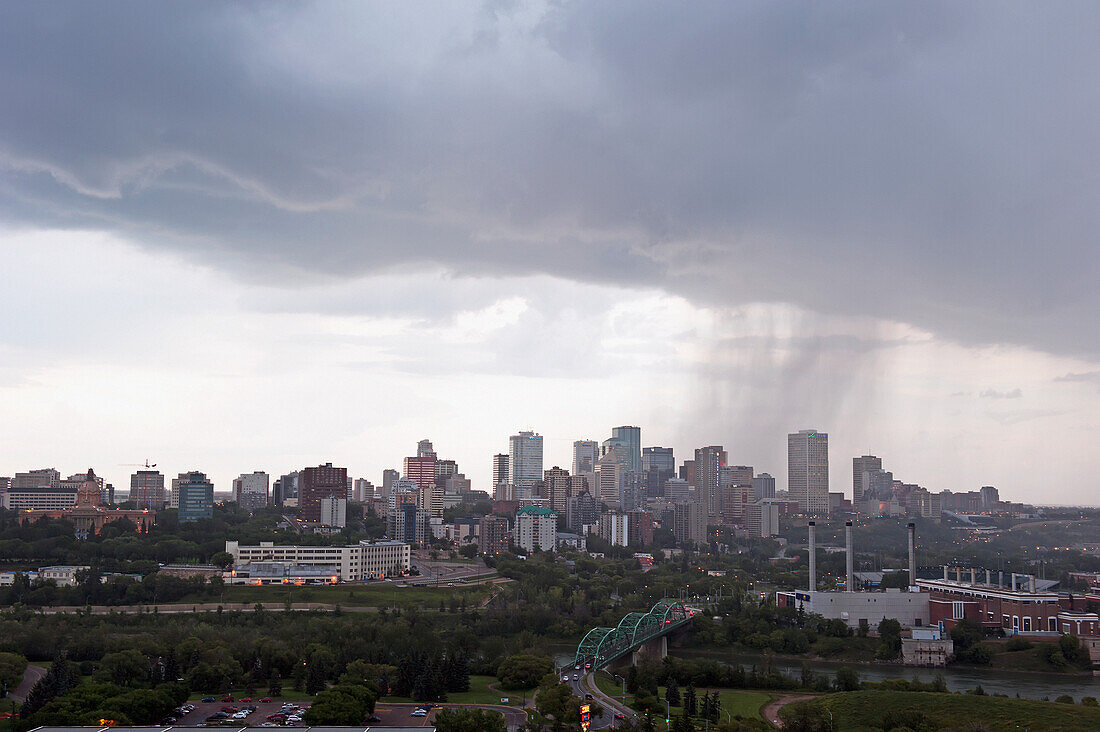 Skyline von Edmonton mit Sturmwolken; Edmonton Alberta Kanada