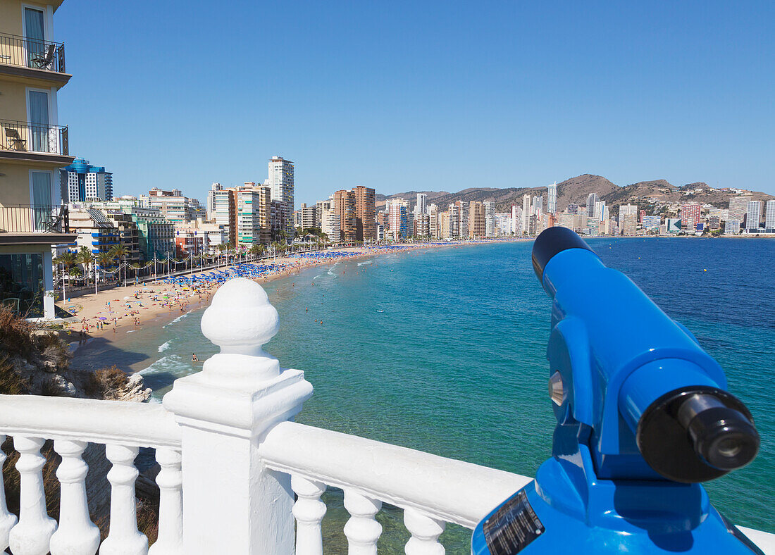 Teleskop an einem Geländer mit Aussichtspunkt auf den Strand von Leavante; Benidorm Alicante Provinz Costa Blanca Spanien