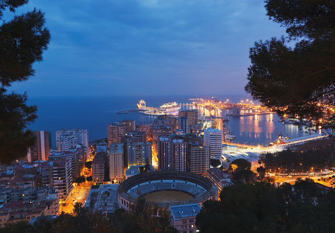 Der Hafen und die Stadt von oben über die Stierkampfarena gesehen; Malaga Malaga Provinz Costa Del Sol Andalusien Spanien