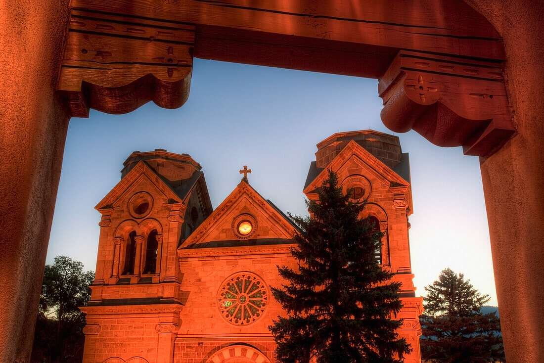 Blick auf die Kathedralenbasilika des Heiligen Franz von Assisi; Santa Fe, New Mexico, USA
