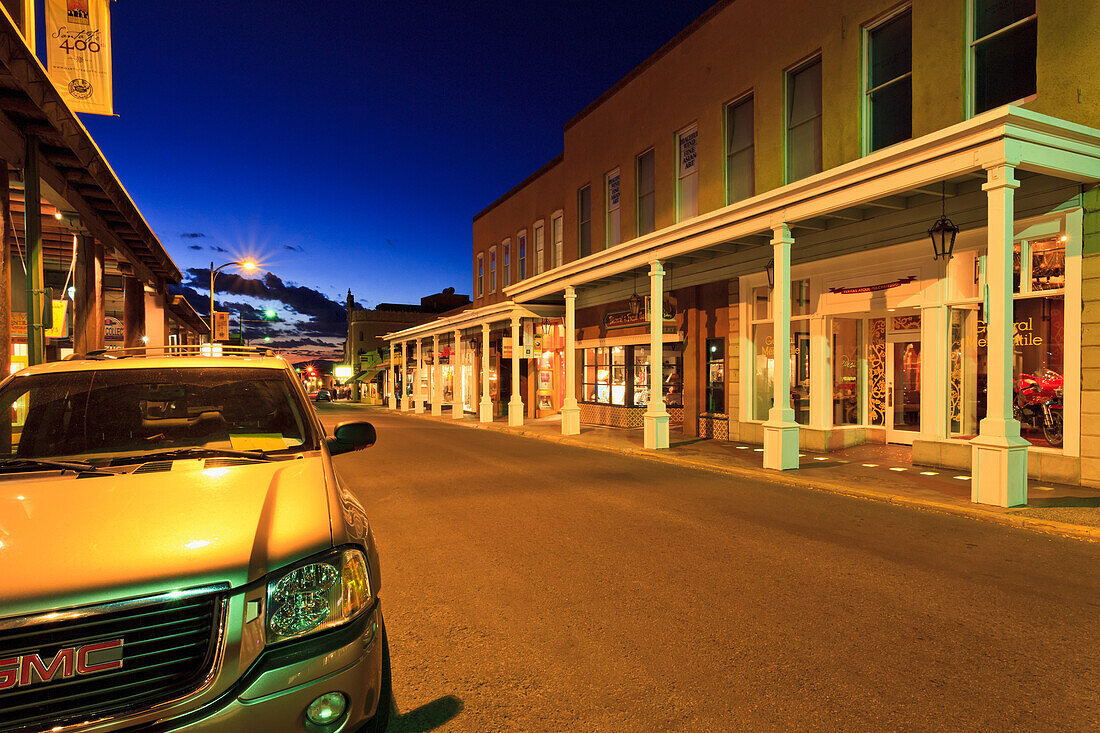 Blick nach Westen entlang der West San Francisco Street in der Abenddämmerung im Stadtzentrum; Santa Fe, New Mexico, USA