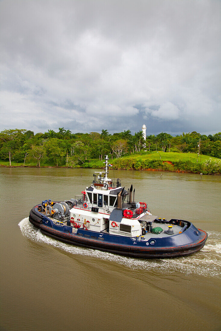 Panama, Panamakanal, Blick auf Schlepper im Gatun See