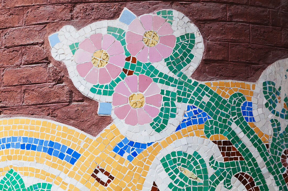 Spanien, Katalonien, Barcelona, Mosaik aus bunten Keramikfliesen an einem modernistischen Gebäude