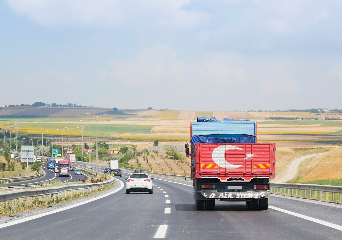 Lastwagen mit türkischer Flagge auf der Heckklappe; Edirne, Provinz Edirne, Türkei