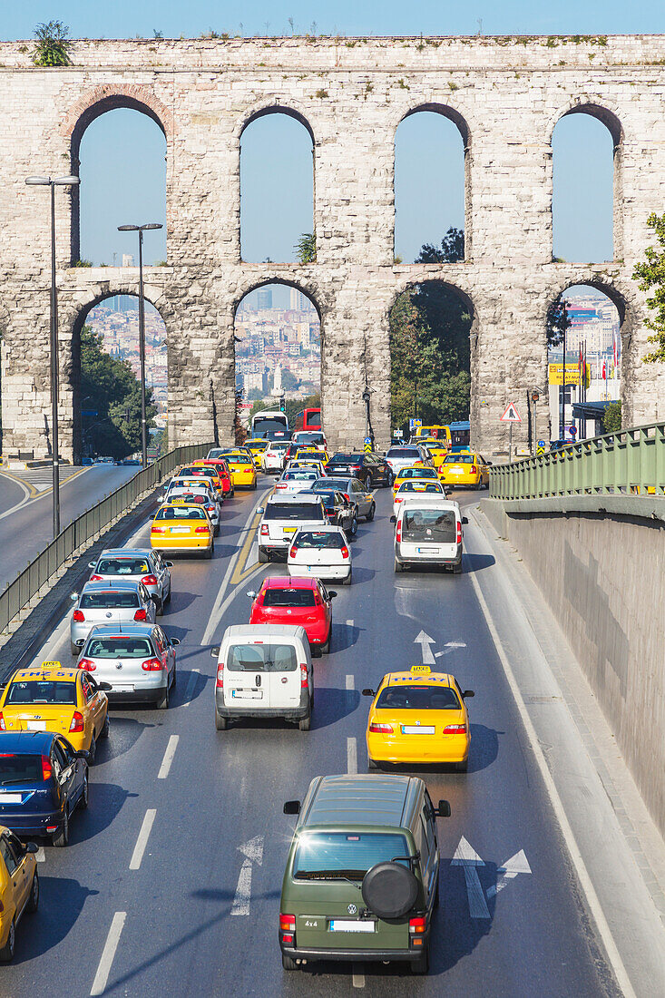 Türkei, Provinz Istanbul, Istanbul, Verkehr am Valens-Aquädukt