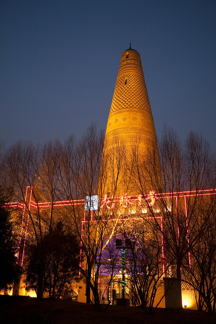 China, Peking, Beleuchteter Steinturm