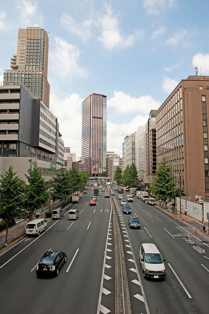 Verkehr auf der Straße in einem belebten Stadtgebiet; Tokio, Japan
