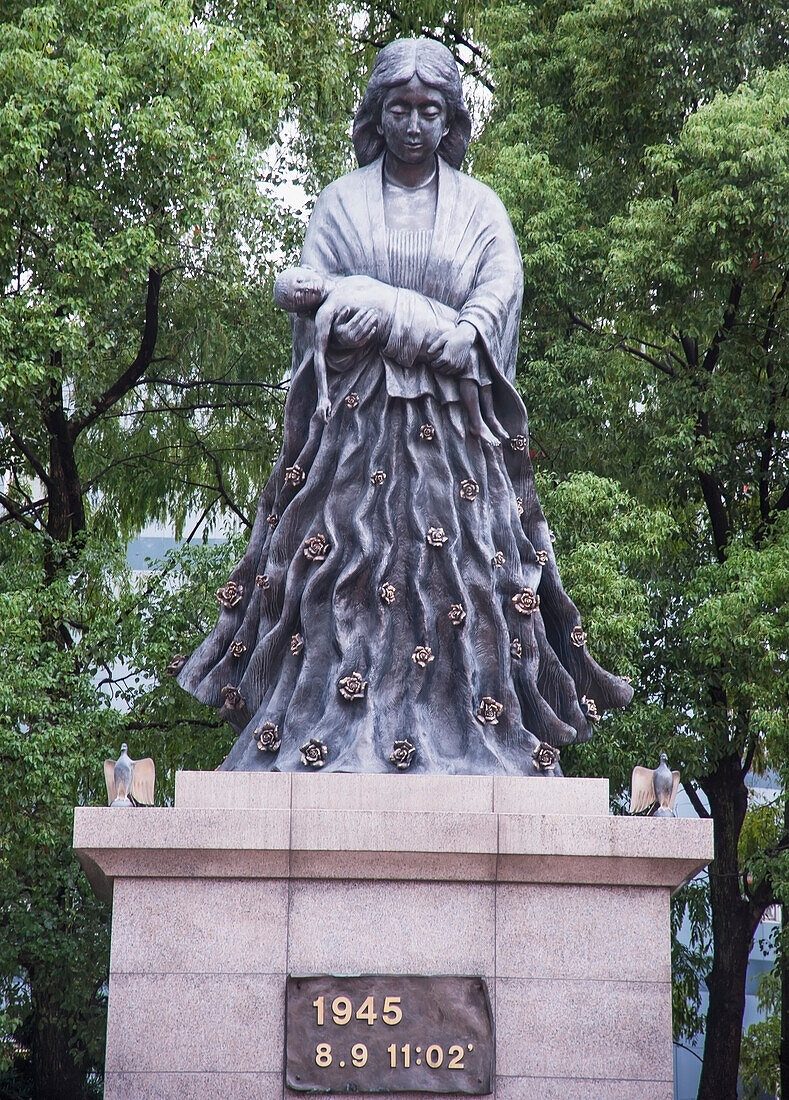 Japan, Nagasaki, Statue von Mutter und Kleinkind im Nagasaki Peace Park