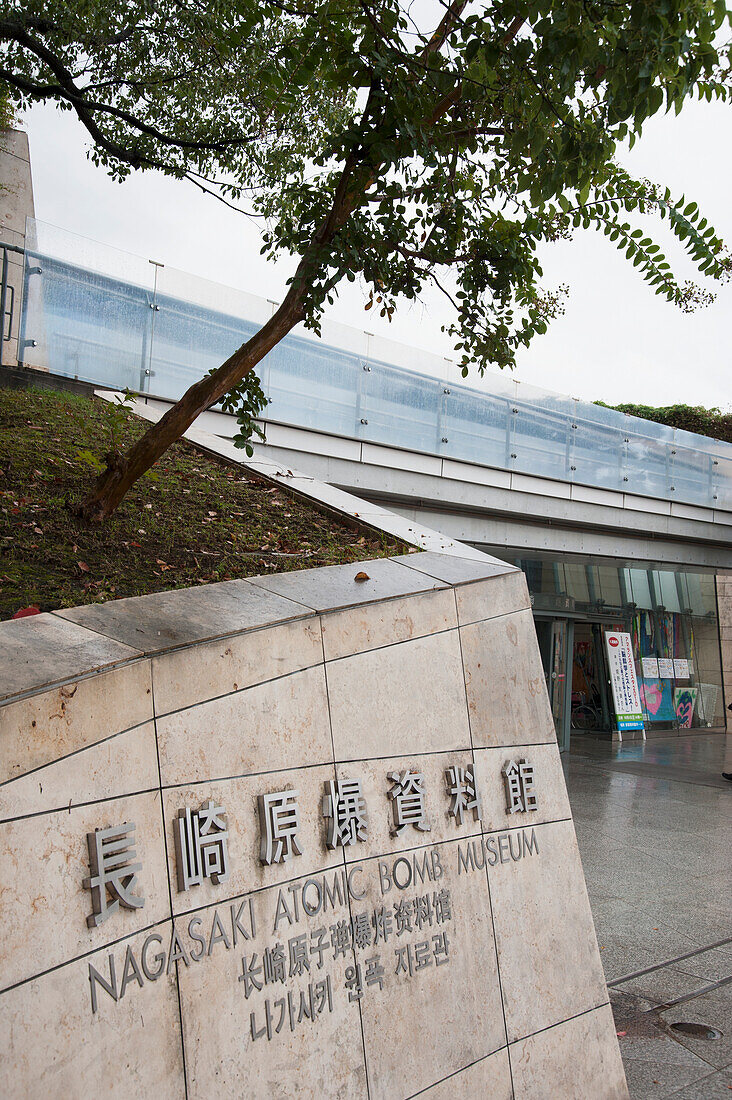 Japan, Nagasaki, Schild für das Atombombenmuseum Nagasaki