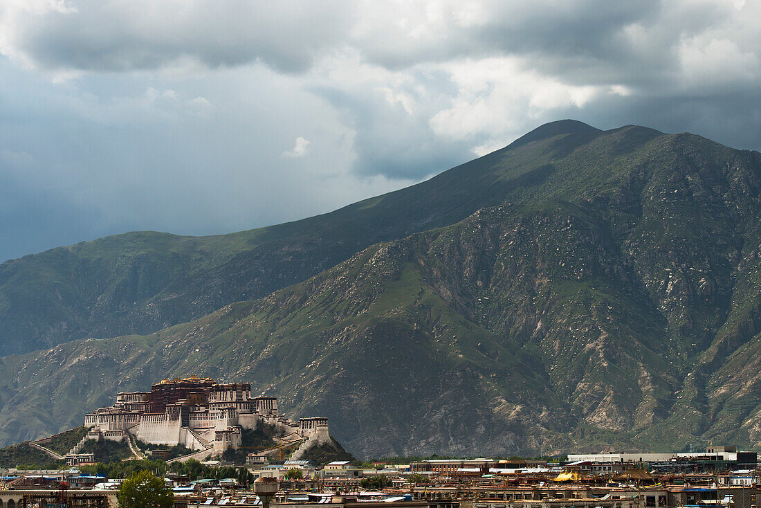 Potala-Palast aus der Ferne gesehen; Lhasa, Xizang, China