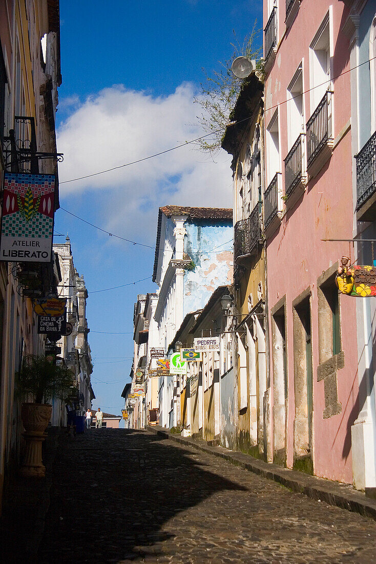Brasilien, Bundesstaat Bahia, Salvador, Enge Straße