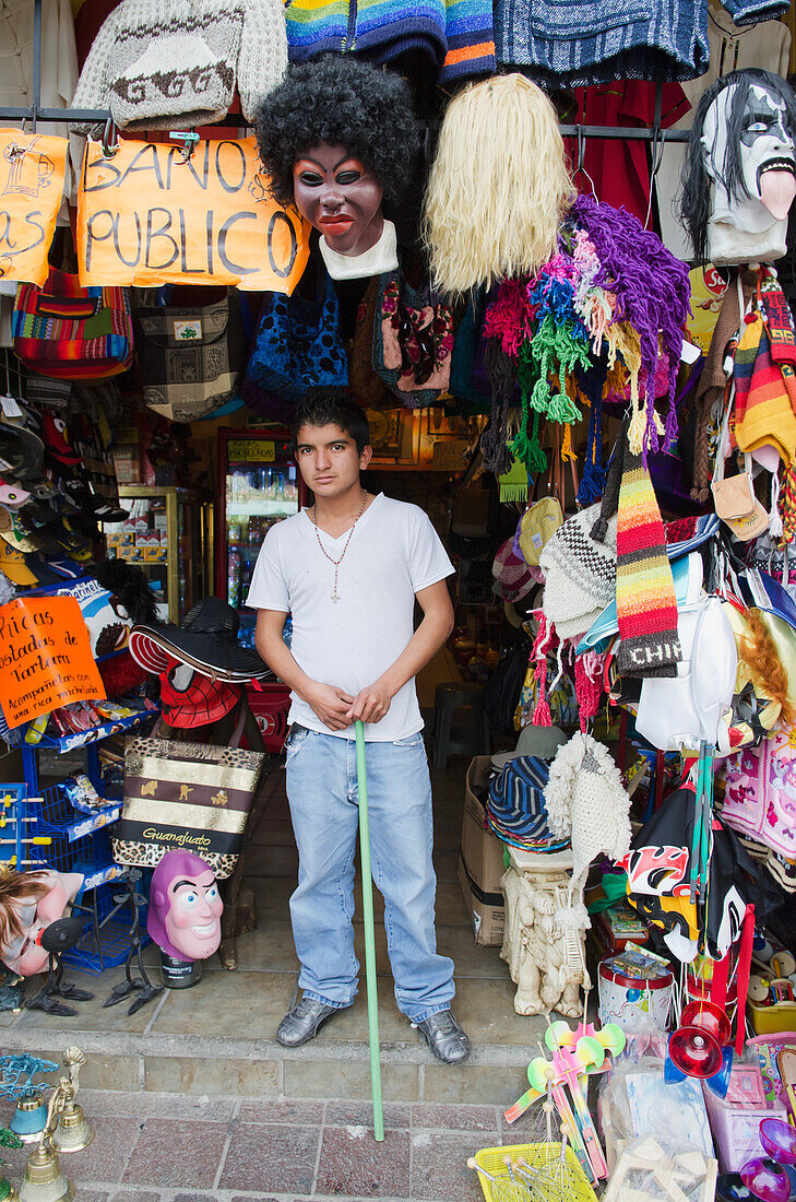 Mexiko, Bundesstaat Guanajuato, Guanajuato, Portrait eines Jungen, der vor seinem Souvenirladen steht