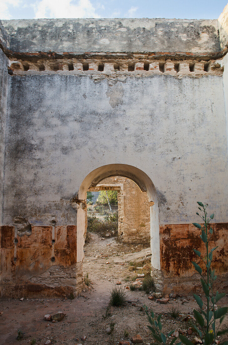 Mexiko, Guatajuato, Pozos, Türöffnung in alter Ruinenwand