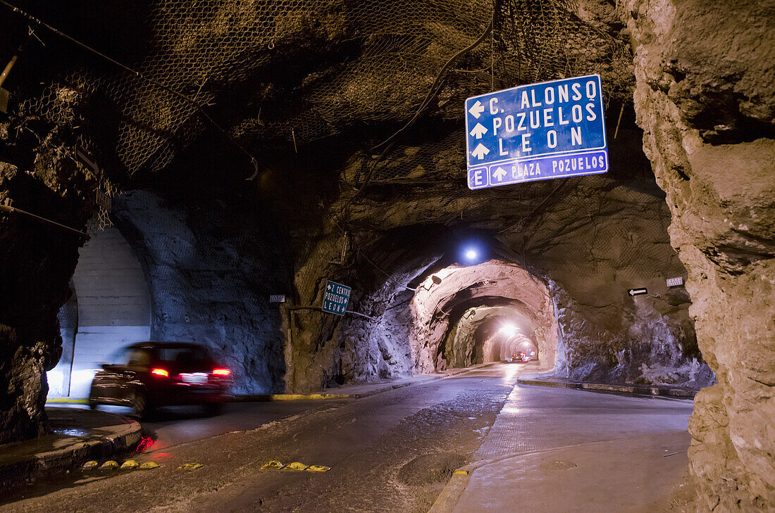 Mexiko, Guanajuato, Guanajuato, Verkehr in unterirdischen Tunneln