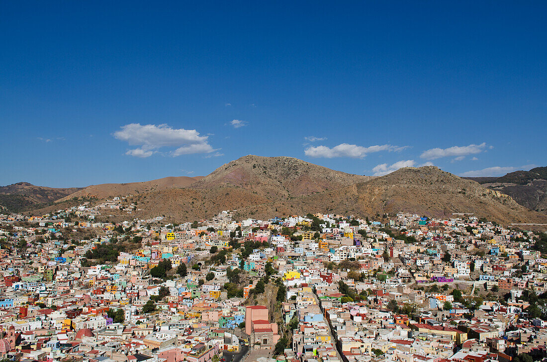Mexiko, Guanajuato, Guanajuato, Blick auf bunte Gebäude im Stadtzentrum