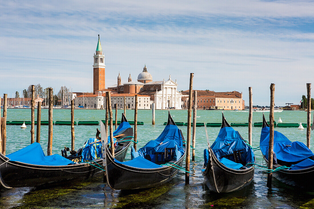Boote vor Anker im Jachthafen; Venedig, Italien