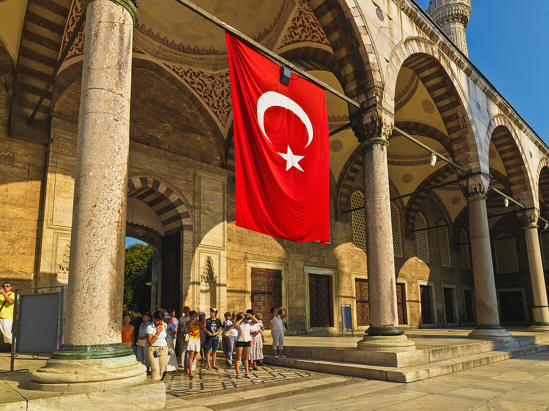 Türkei, Istanbul, Türkische Flagge am Eingang zur Blauen Moschee