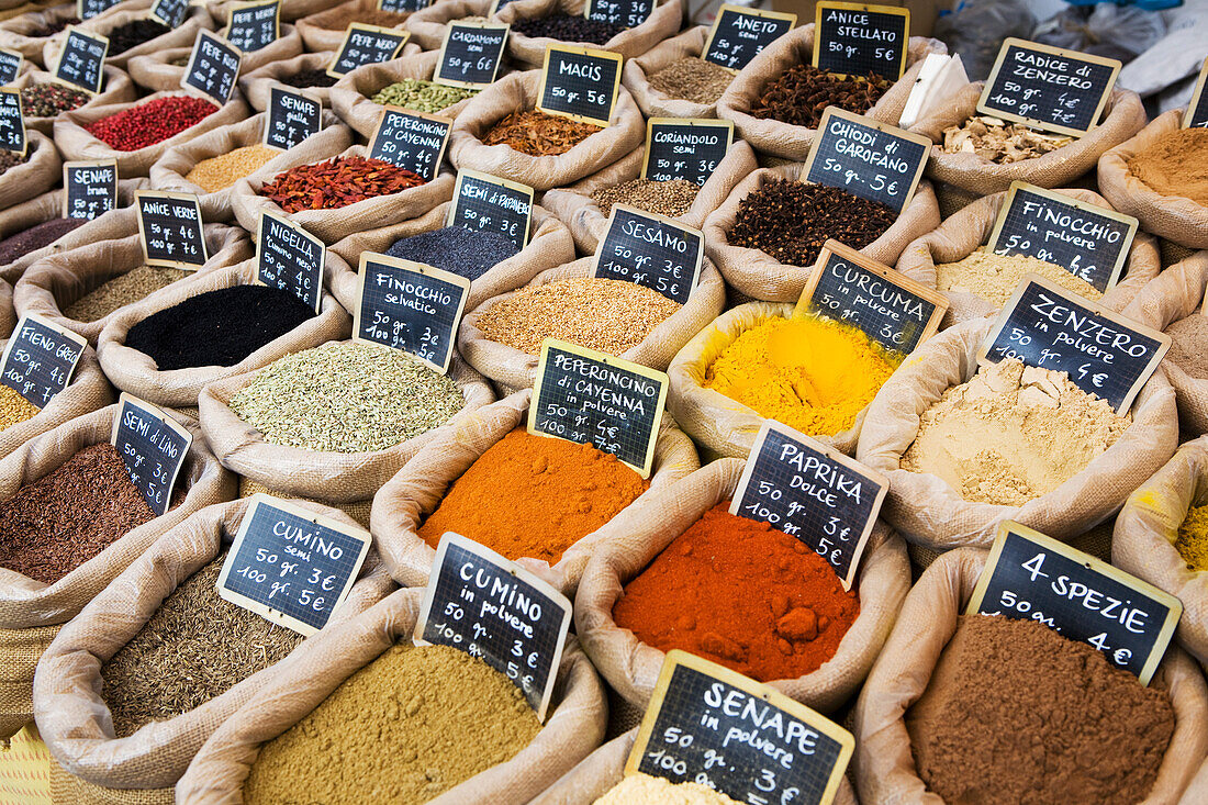 Nahaufnahme von verschiedenen Gewürzen in Säcken auf dem Markt; Ferrara, Emilia-Romagna, Italien