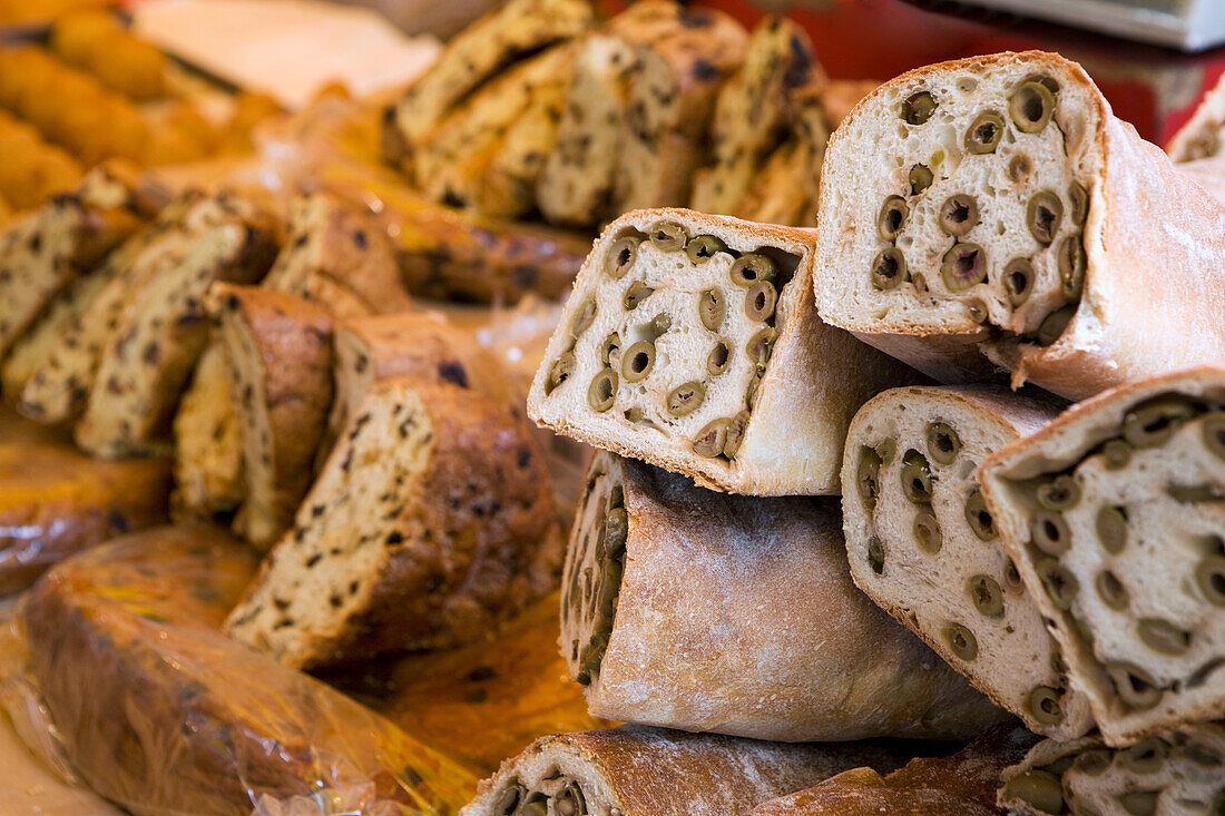 Nahaufnahme von Olivenbrot in einer Bäckerei; Ferrara, Emilia-Romagna, Italien