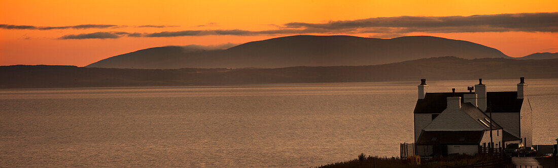 Haus in Bucht bei Sonnenuntergang; Dumfries und Galloway, Schottland, UK