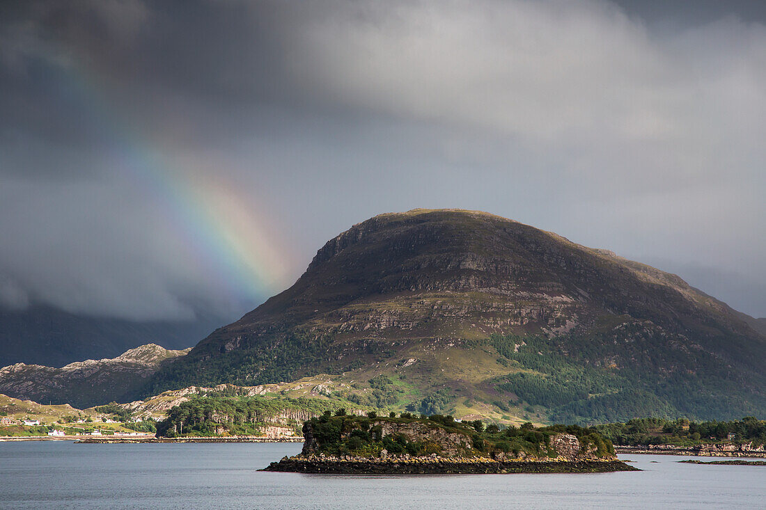 UK, Schottland, Highlands, Applecross Peninsula, Landschaft mit Regenbogen und Gewitterwolken