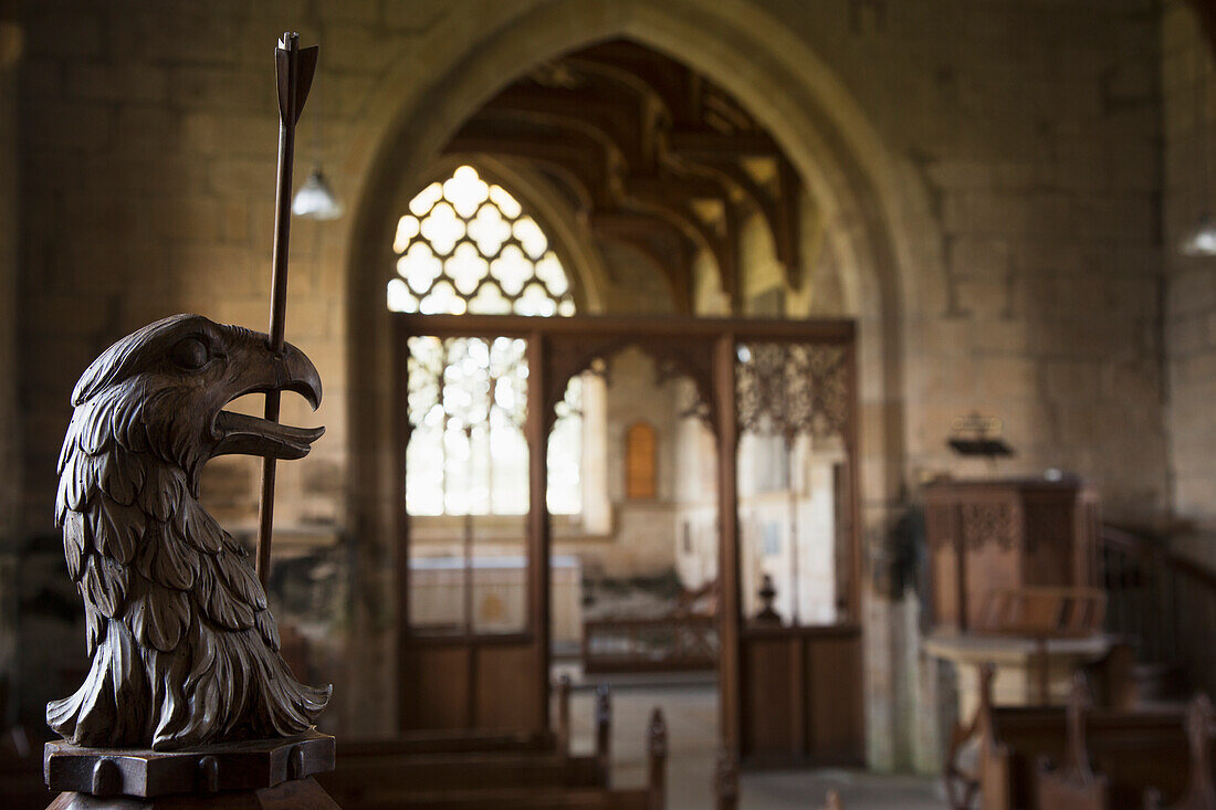 Skulptur eines Adlers mit Zepter im Maul; Yetholm, Scottish Borders, Schottland, UK