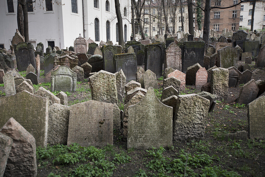 Tschechische Republik, Grabsteine auf dem alten Friedhof; Prag