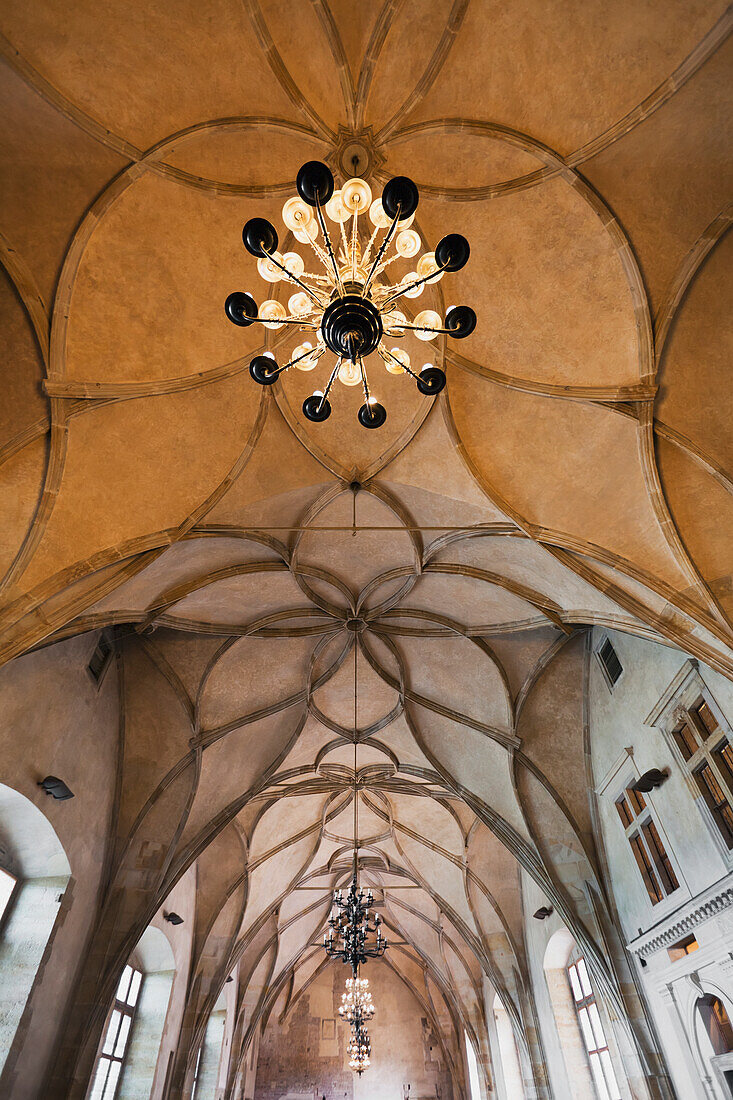 Tschechische Republik, Blick von unten auf die verschnörkelte Decke und den Beleuchtungskörper; Prag