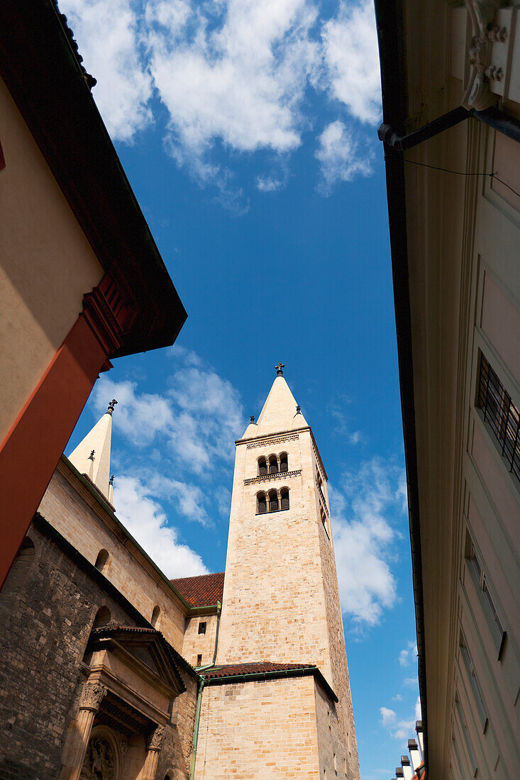 Tschechische Republik, Blick aus flachem Winkel auf Gebäude vor blauem Himmel mit Wolken; Prag