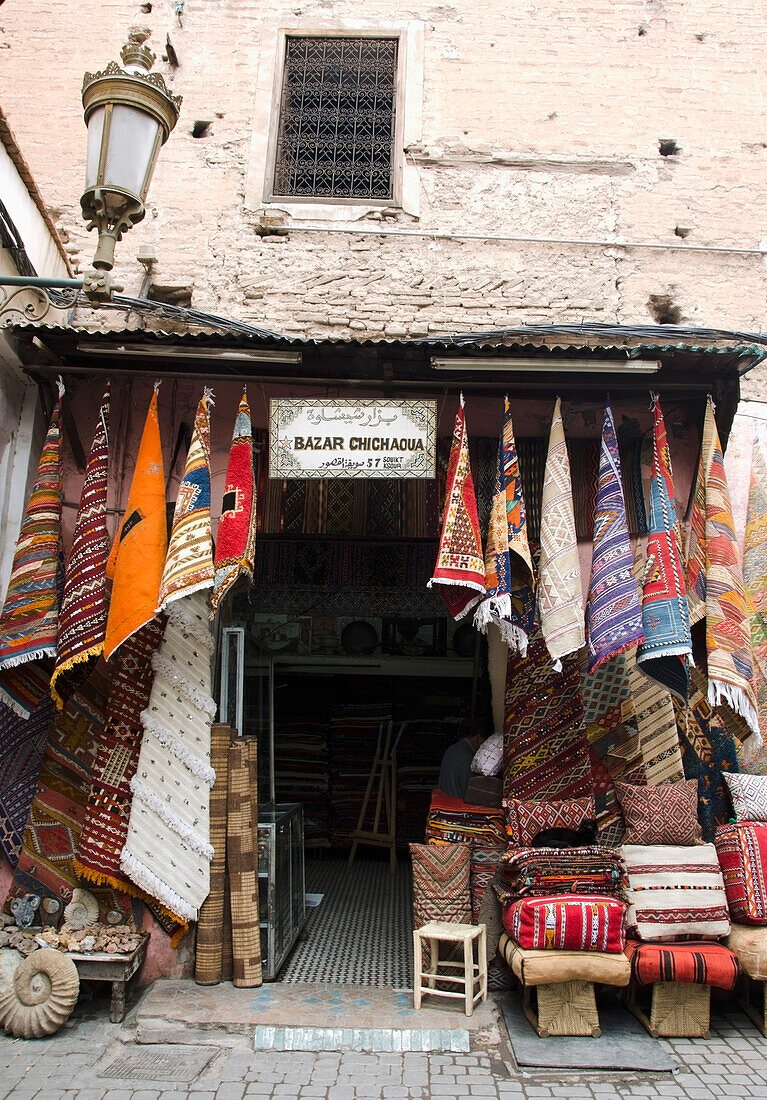 Marokko, Marrakesch, Medina, Bunte Stoffe und Teppiche zu verkaufen
