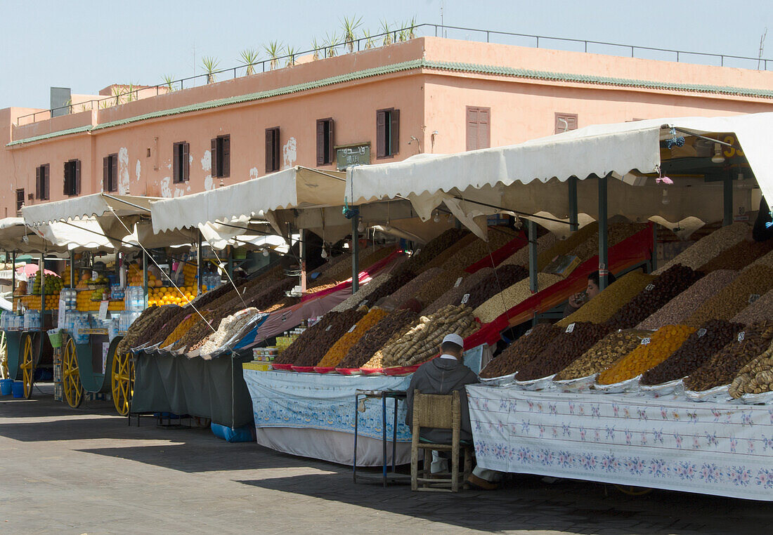 Marokko, Marrakesch, Medina, Gewürze und Lebensmittel werden auf einem Markt im Freien zum Verkauf angeboten