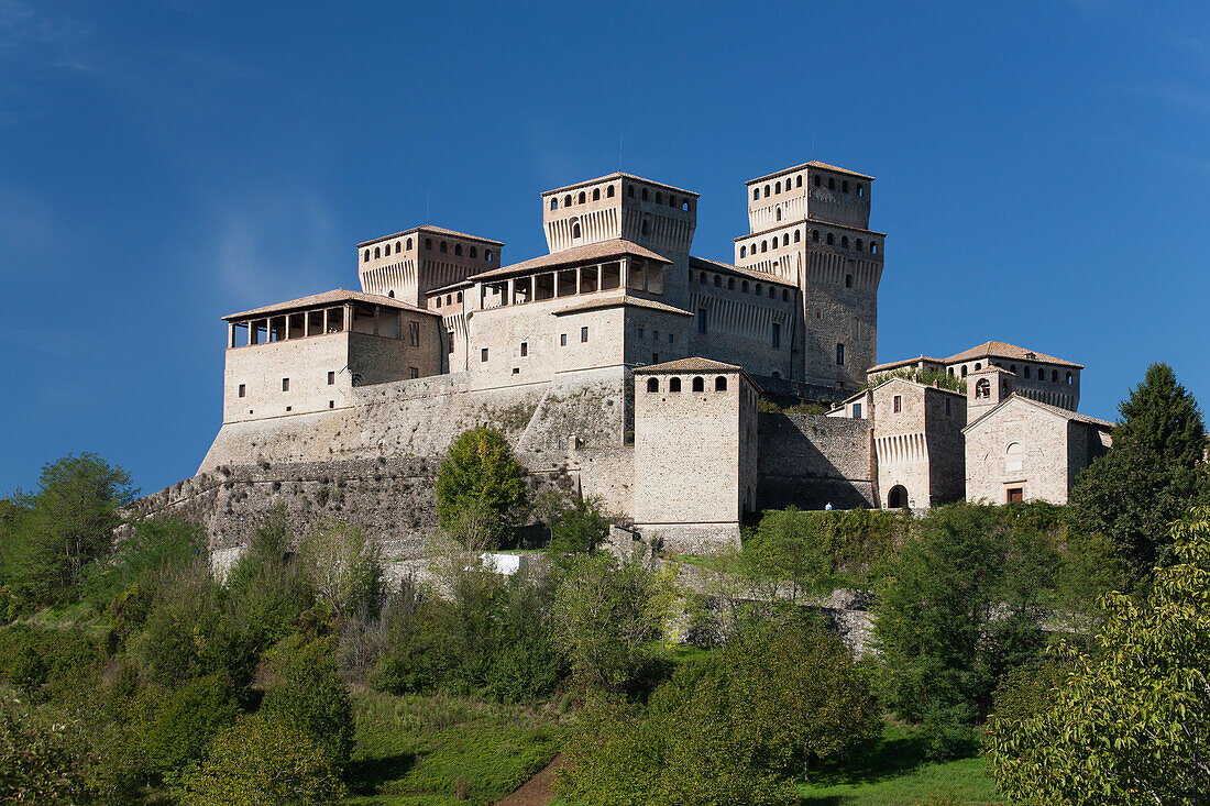 Steinschloss auf einem Hügel mit blauem Himmel; Torrechiara, Emilia-Romagna, Italien