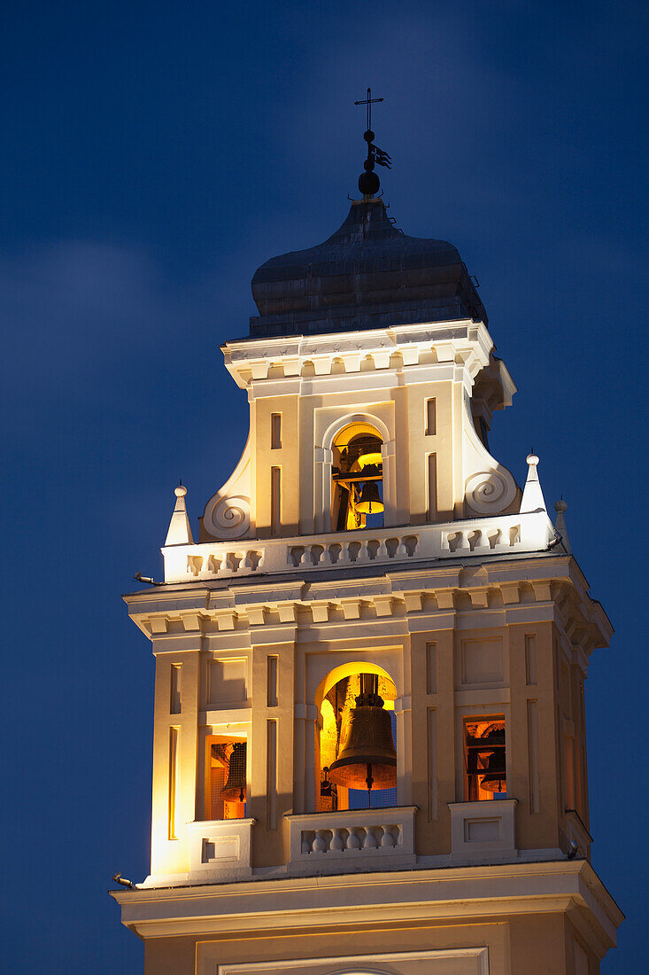 Nahaufnahme des beleuchteten Glockenturms gegen den Abendhimmel; Parma, Emilia-Romagna, Italien