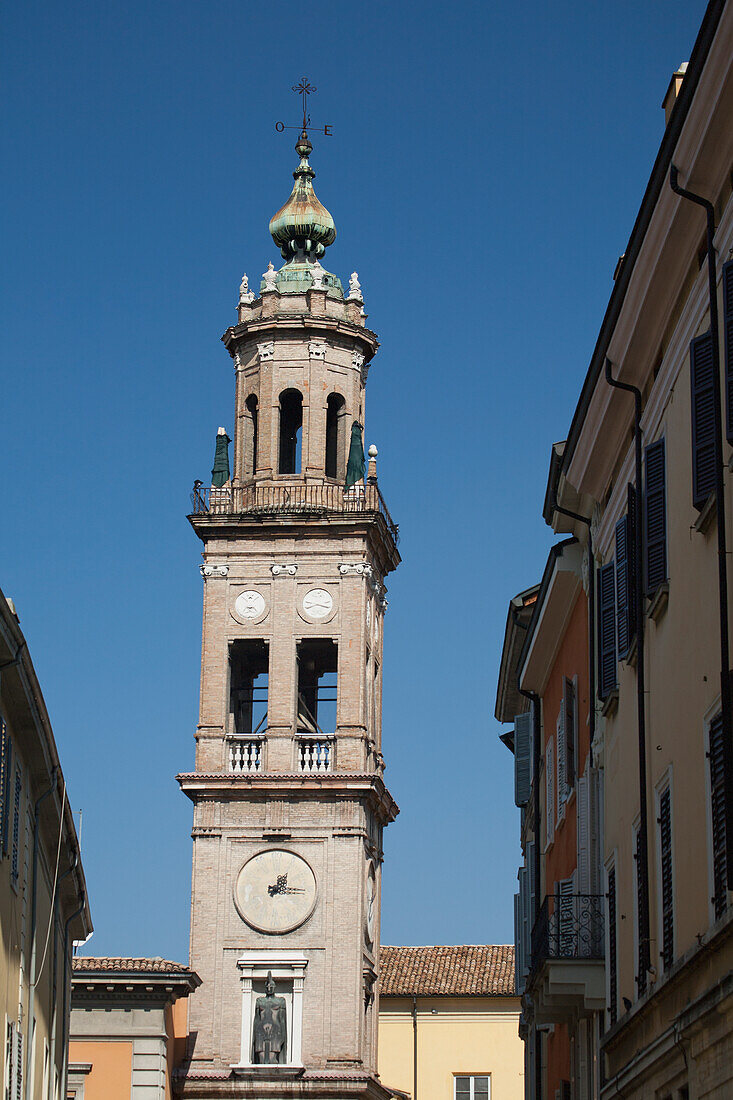 Glockenturm San Ludovico vor blauem Himmel; Parma, Emilia-Romagna, Italien