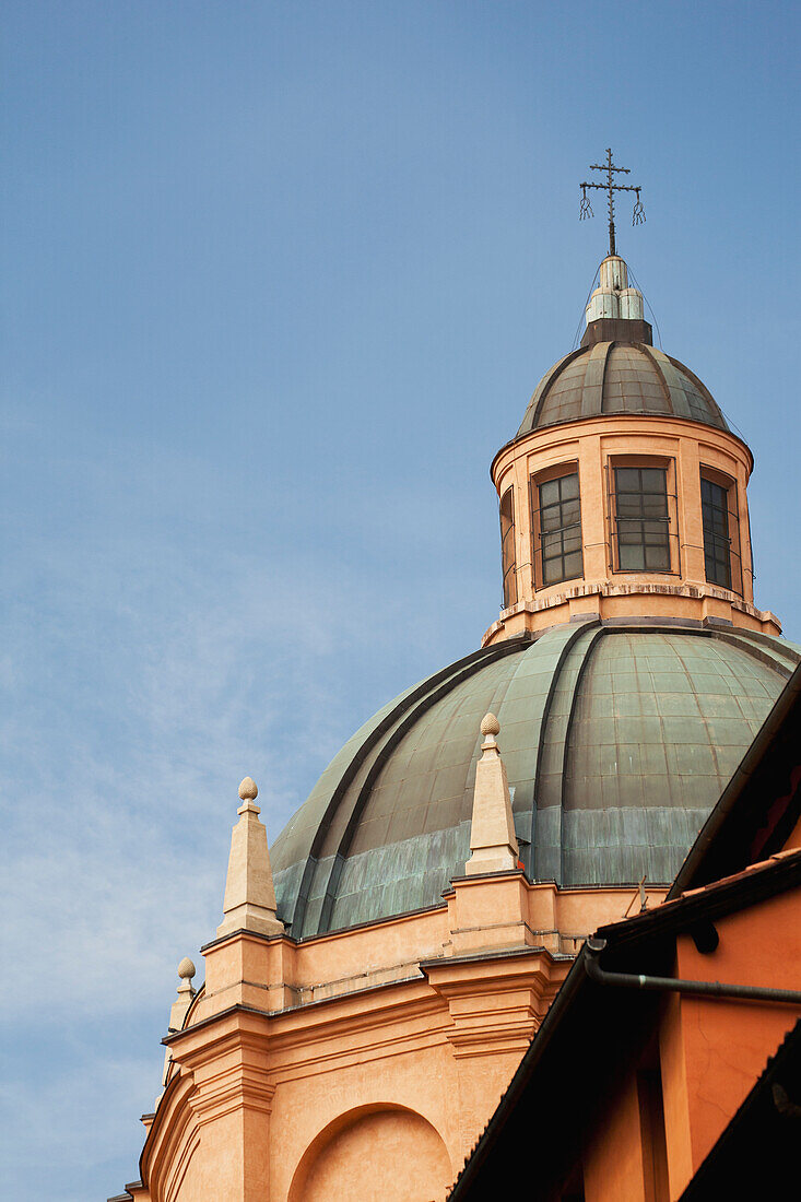 Nahaufnahme der Kuppel mit blauem Himmel; Bologna, Emilia-Romagna, Italien
