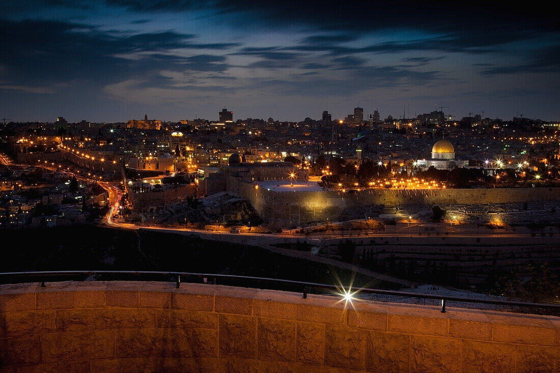 Israel, Panoramablick auf die Stadt bei Nacht; Jerusalem