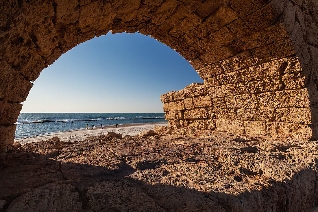 Israel, nahe der Stadt Caesarea. Die antike Stadt Caesarea Maritima mit ihrem Hafen wurde von Herodes dem Großen erbaut. Die Stadt war in der spätrömischen und byzantinischen Ära besiedelt; Caesarea Maritima National Park, Caesarea Maritima ist ein Nationalpark an der israelischen Küste