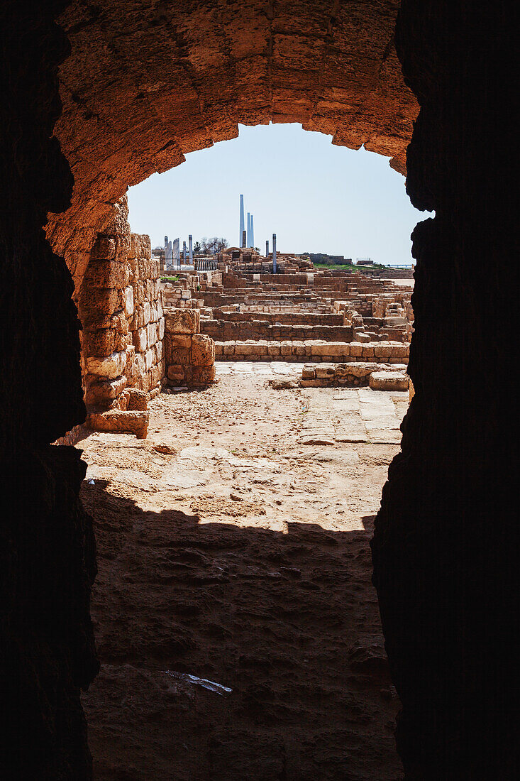 Israel, nahe der Stadt Caesarea. Die antike Stadt Caesarea Maritima mit ihrem Hafen wurde von Herodes dem Großen erbaut. Die Stadt war während der späten römischen und byzantinischen Ära bewohnt; Caesarea Maritima National Park, Caesarea Maritima ist ein Nationalpark an der israelischen Küste